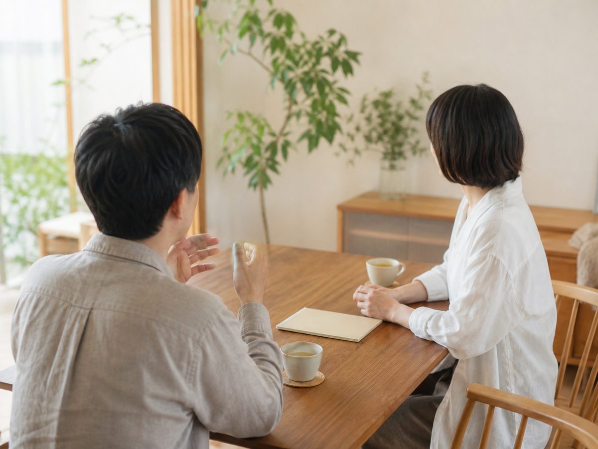 テーブルで向かい合って相談している様子