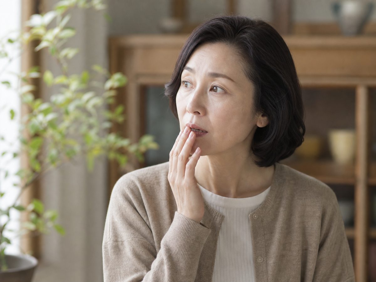 言葉に詰まって口元に手を当てている様子